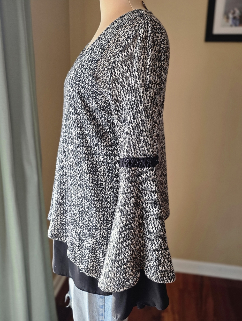 Design Lab Lord & Taylor Bell Sleeve Sweater - Size Medium -Flawless Piece - Picture 2 of 12